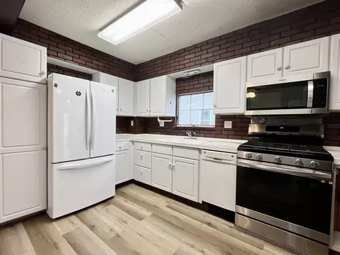 30 Epping St, Lowell, MA 01852 photo 2