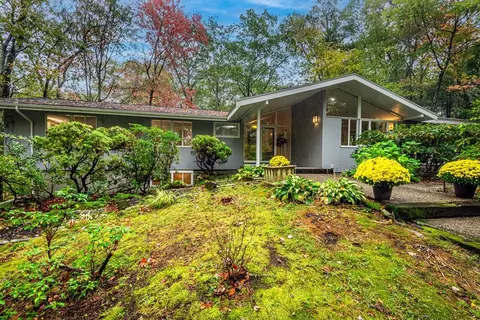 12 Laurel Dr, Lincoln, MA 01773
