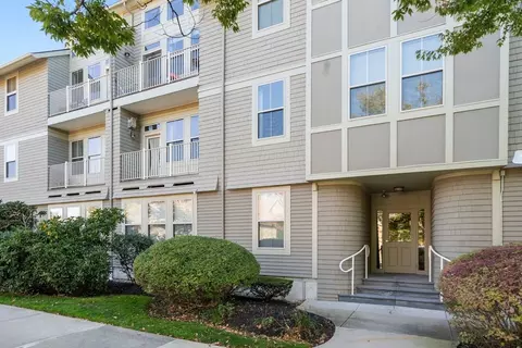 3 Harvest Dr #210, North Andover, MA 01845