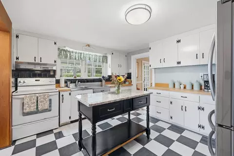 Kitchen - 3 Bay Edge Dr, Worcester, MA 01604 photo 1 of 7