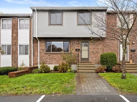 399 Pond St #F5, Braintree, MA 02184