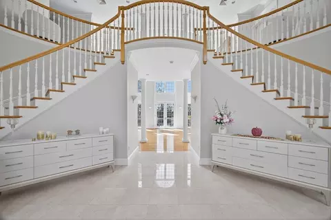 11 Elizabeth Way, Lynnfield, MA 01940