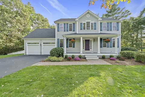 1 Lamppost Dr, Halifax, MA 02338