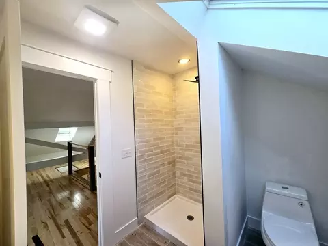 Bath - 321 Riverside Dr, Northampton, MA 01062 photo 8 of 9