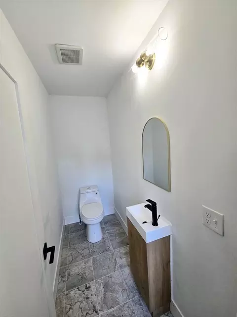 Bath - 321 Riverside Dr, Northampton, MA 01062 photo 1 of 9