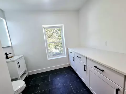 Bath - 321 Riverside Dr, Northampton, MA 01062 photo 3 of 9