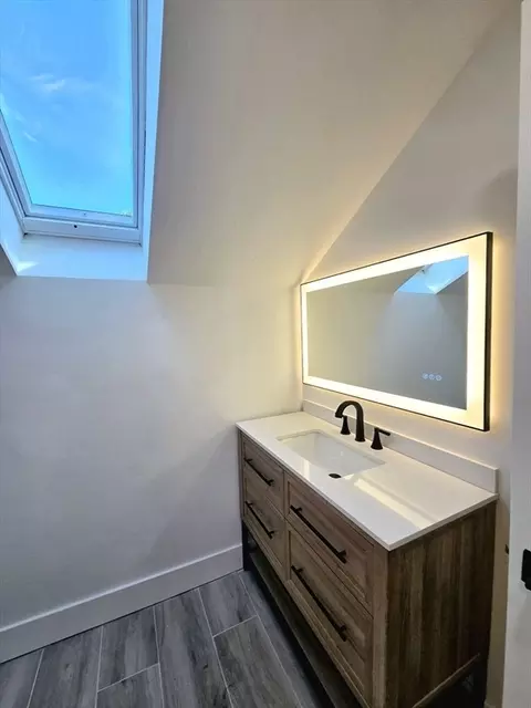 Bath - 321 Riverside Dr, Northampton, MA 01062 photo 6 of 9
