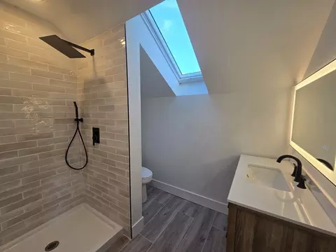 Bath - 321 Riverside Dr, Northampton, MA 01062 photo 7 of 9
