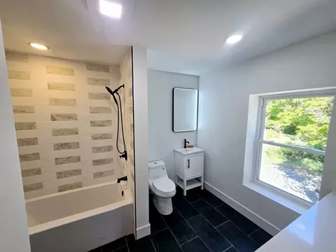 Bath - 321 Riverside Dr, Northampton, MA 01062 photo 4 of 9