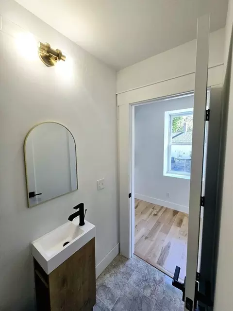 Bath - 321 Riverside Dr, Northampton, MA 01062 photo 2 of 9