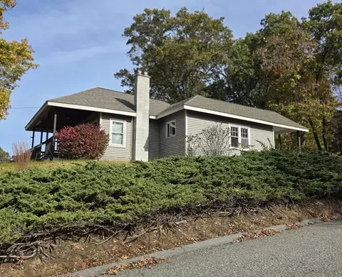 41 Villanova St, Springfield, MA 01108
