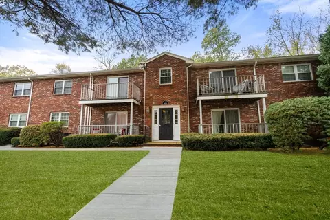8 Kingswood Dr #D5, Abington, MA 02351