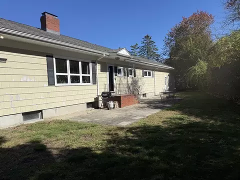 24 Wayne Memorial Dr, Dartmouth, MA 02747