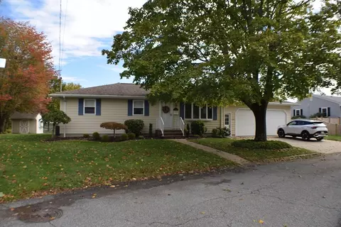 122 Robin Ln, Somerset, MA 02726