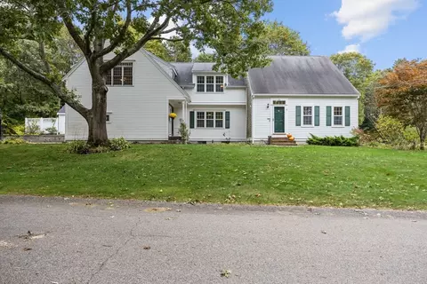 65 Lakewood Dr, Plymouth, MA 02360