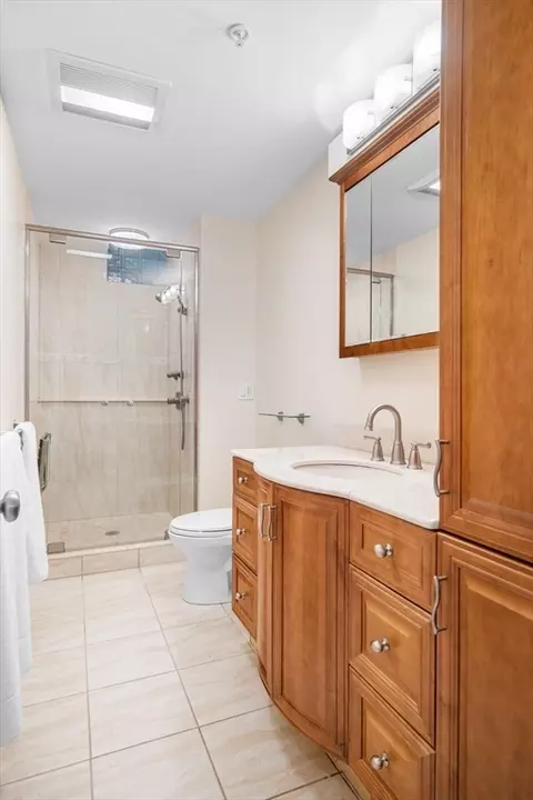 Bath - 24 Lee St #B10, Marblehead, MA 01945 photo 1 of 2