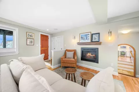 Living - 24 Lee St #B10, Marblehead, MA 01945 photo 2 of 2