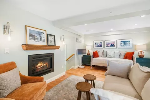Living - 24 Lee St #B10, Marblehead, MA 01945 photo 1 of 2