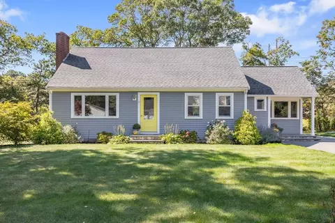 15 Geraldine Rd, Cotuit, MA 02635