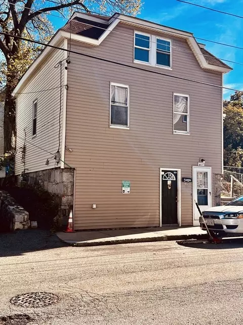 100 Lane St, Lowell, MA 01851