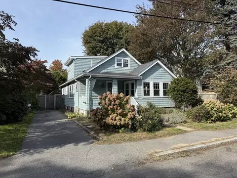 3 Oak St, Marblehead, MA 01945