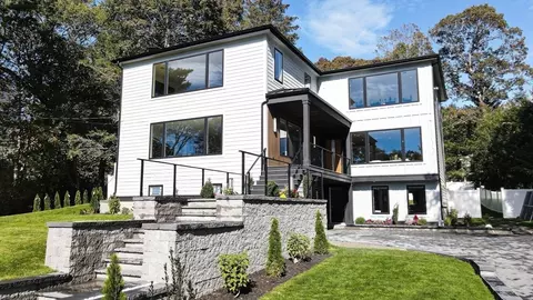 98 Hunnewell St, Needham, MA 02494