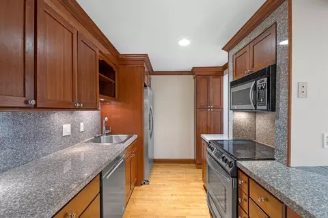 212 Humphrey St #205, Marblehead, MA 01945