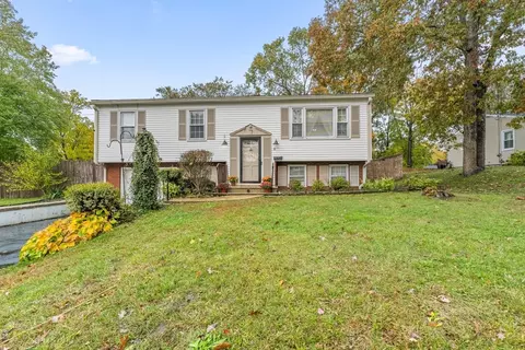 8 Holly Tree Ln, New Bedford, MA 02745
