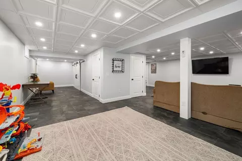 Entry Way - 547 Mockingbird Ln, Dighton, MA 02715 photo 2 of 3