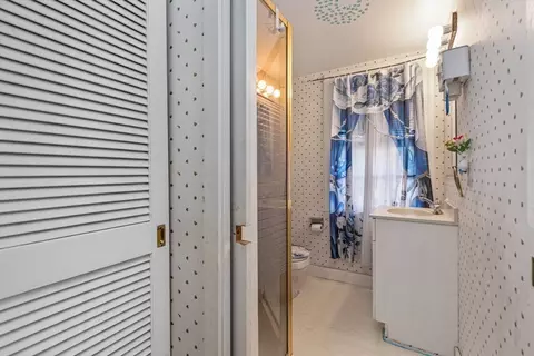 Bath - 52 Salem, Reading, MA 01867 photo 1 of 2