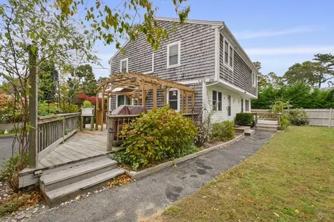 102 Sea St, Dennis, MA 02639