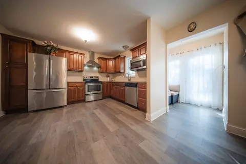 Entry Way - 90 Saint James Cir, Springfield, MA 01104 photo 1 of 3
