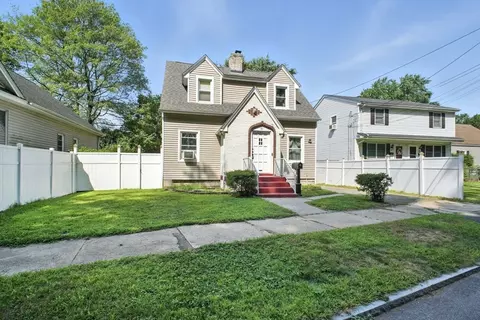 Exterior - 90 Saint James Cir, Springfield, MA 01104 photo 2 of 5