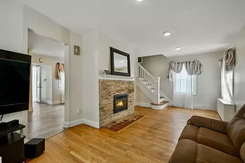 Living - 90 Saint James Cir, Springfield, MA 01104 photo 1 of 3