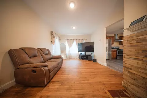 Living - 90 Saint James Cir, Springfield, MA 01104 photo 2 of 3