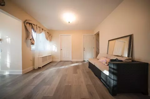Living - 90 Saint James Cir, Springfield, MA 01104 photo 3 of 3