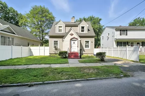 90 Saint James Cir, Springfield, MA 01104