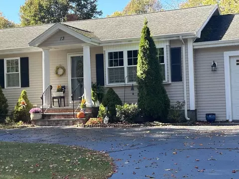 13 Green Meadow Dr, Acushnet, MA 02743