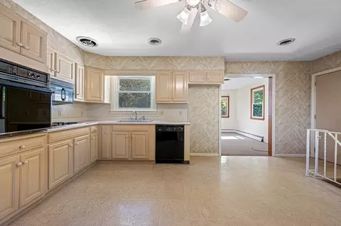 4 Harold St, Worcester, MA 01604 photo 4