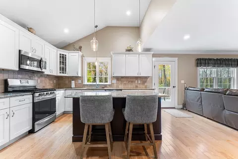 22 Washington St, Mendon, MA 01756 photo 8