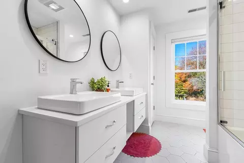 Bath - 7 Heather Dr, Andover, MA 01810 photo 3 of 4