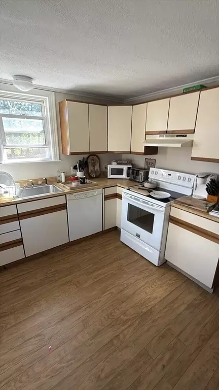 107 Beauregard Ter, Chicopee, MA 01020