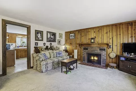 Living - 39 Mechanic St, Upton, MA 01568 photo 2 of 5