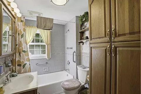 Bath - 39 Mechanic St, Upton, MA 01568 photo 1 of 1