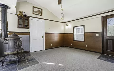 Living - 39 Mechanic St, Upton, MA 01568 photo 1 of 5