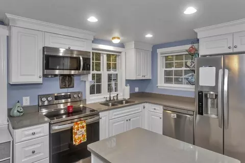 63 Judith St, Springfield, MA 01118 photo 3