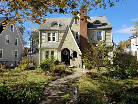 28 Rencelau St, Springfield, MA 01118