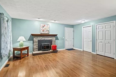29 Shore Dr, Upton, MA 01568 photo 4