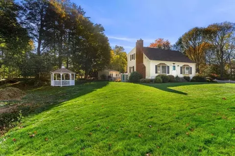 17 Orchard St, Beverly, MA 01915 photo 2
