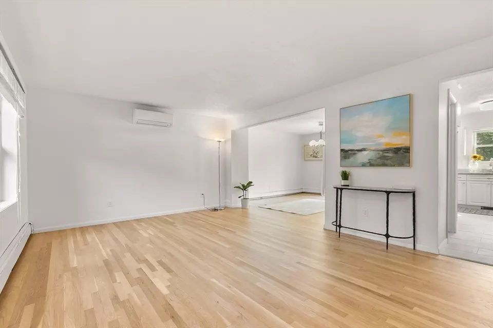 Living - 297 Mower St, Worcester, MA 01602 photo 3 of 4